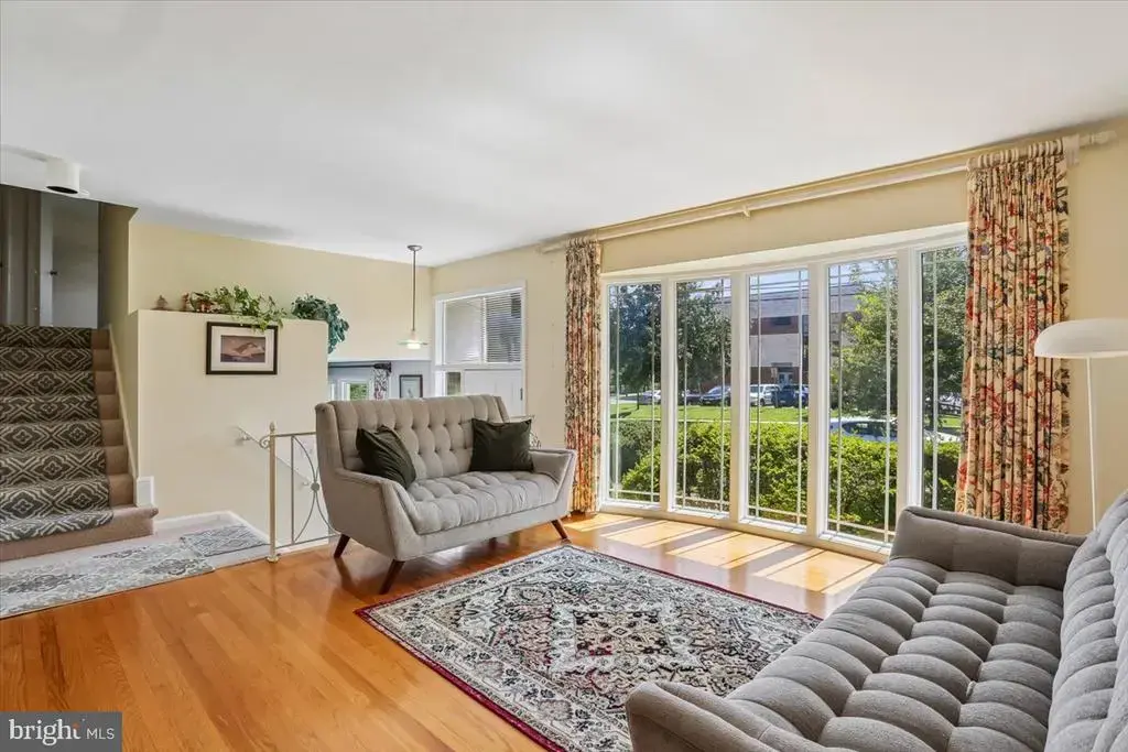 5815 Folkstone Rd, BETHESDA