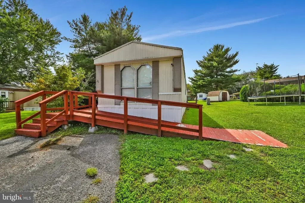 25 Willow Tree Ln, DOVER