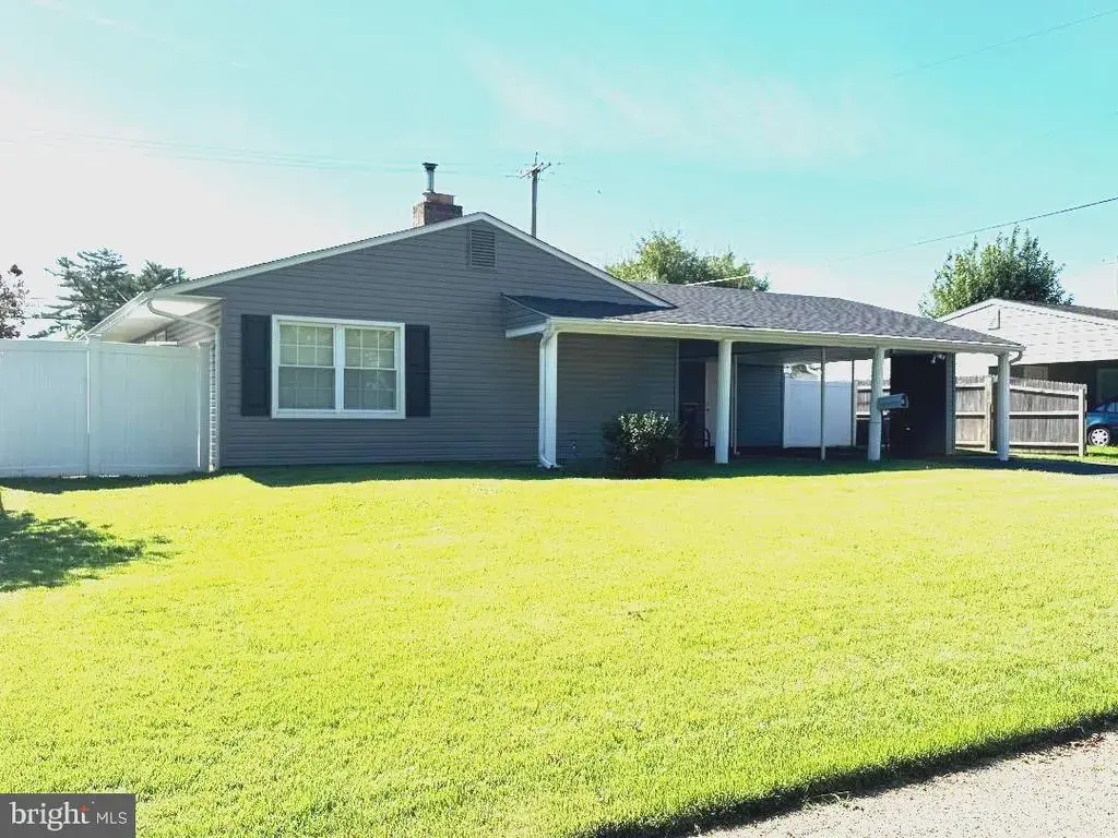 36 Forest Lane, LEVITTOWN