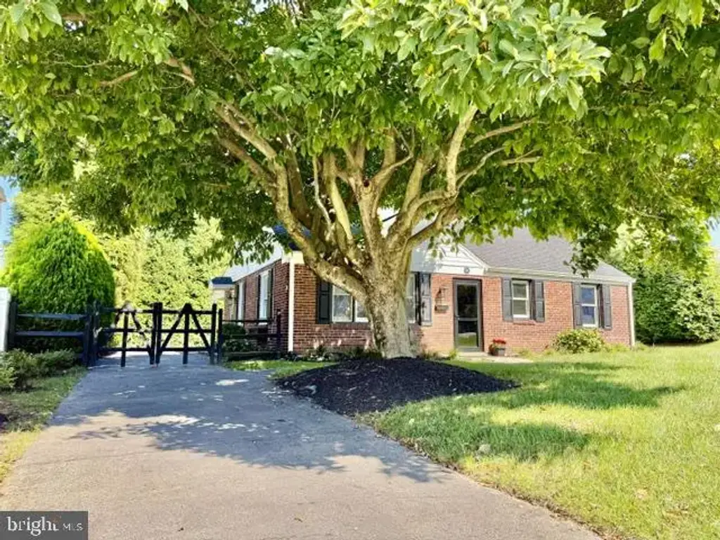 28 Longwood Dr, WAYNE