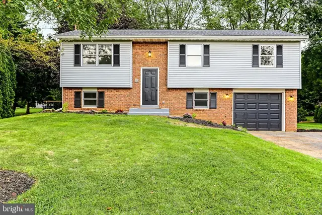 30 Buttonwood Dr, Lititz