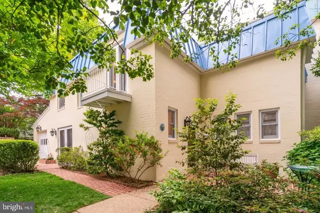 201 Garden Ct, Falls Church