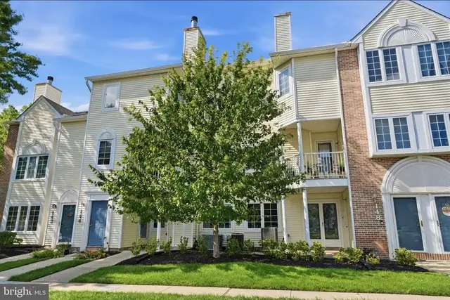 146 Naomi Ct, Levittown