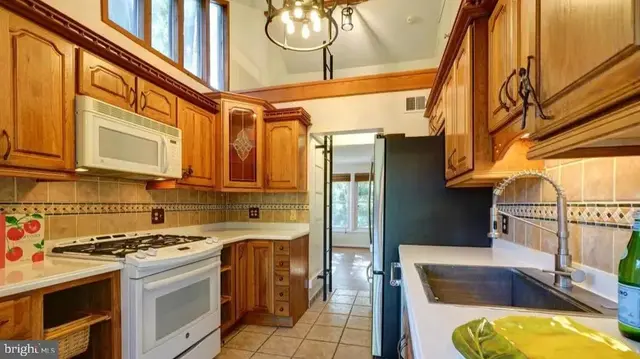 1224 Simmons Dr, Rockville
