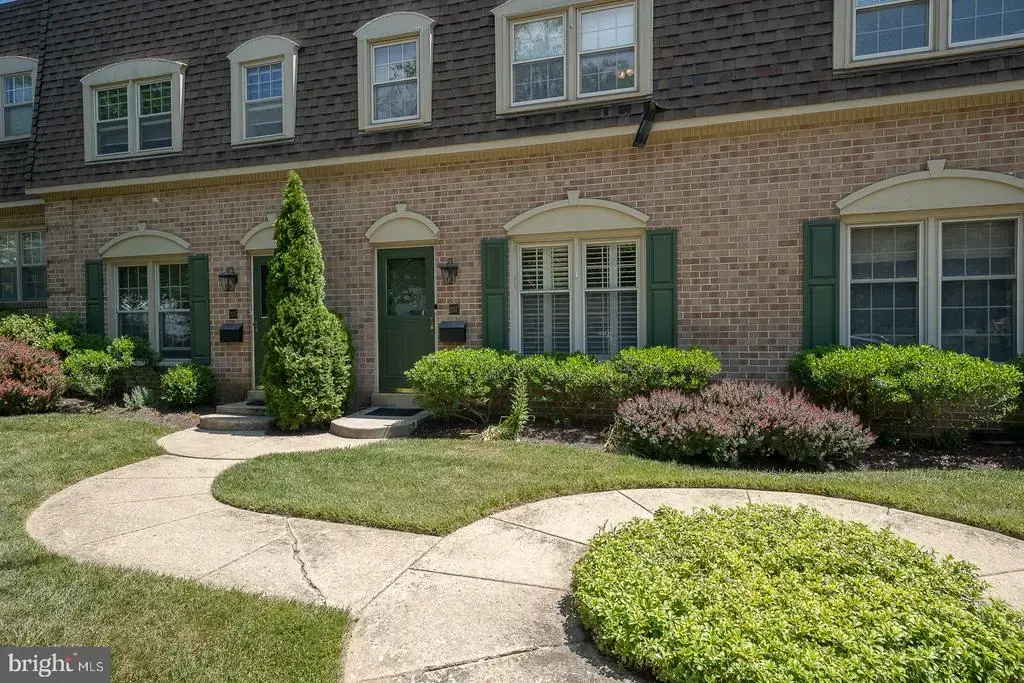 207 Bloomingdale Ave #8b, WAYNE