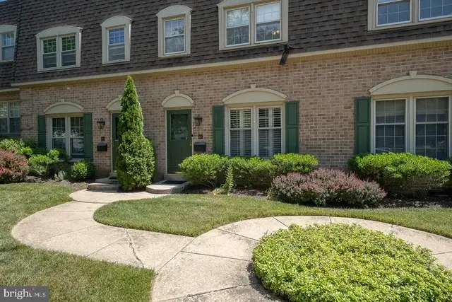 207 Bloomingdale Ave #8b, Wayne