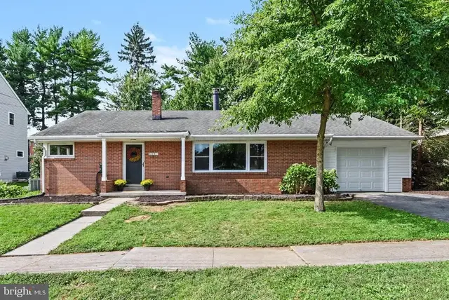 604 Hillcrest Rd, Hershey