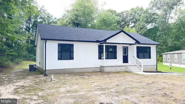 151 W Lake Dr, Milton
