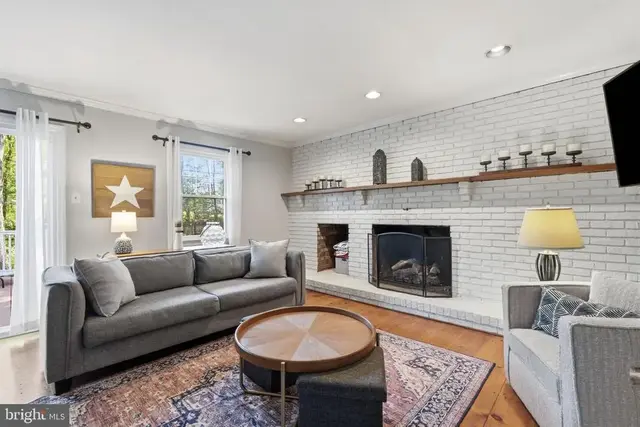 6 Moon Cir, Yardley
