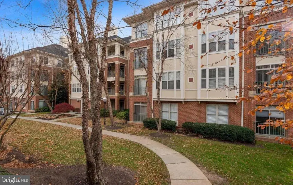 1860 Stratford Park Pl #201, RESTON