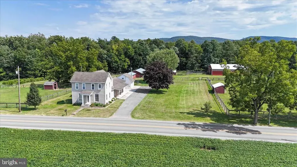 570 Woodstock Rd, FAYETTEVILLE