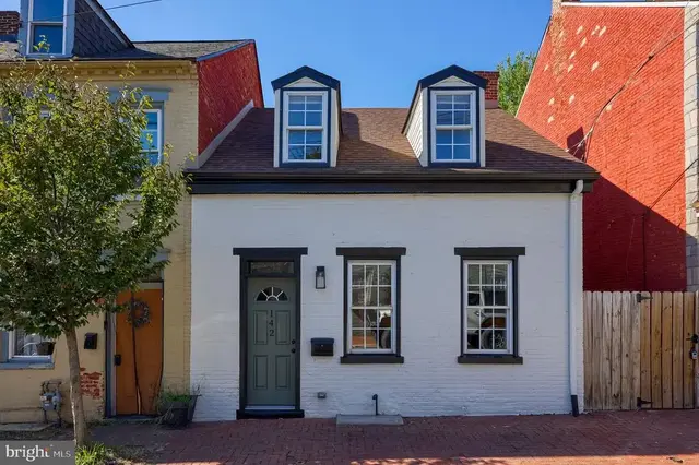 142 Howard Ave, Lancaster