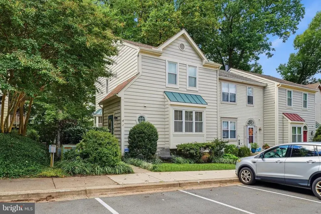 2 Waterside Ct, GERMANTOWN