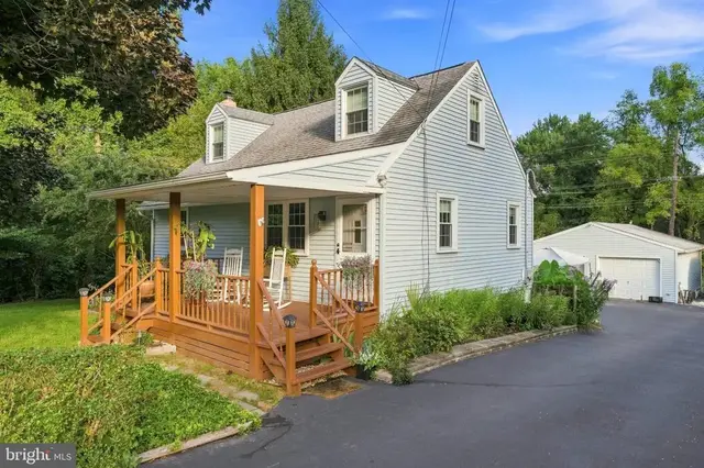 97 Village Way Rd, Malvern