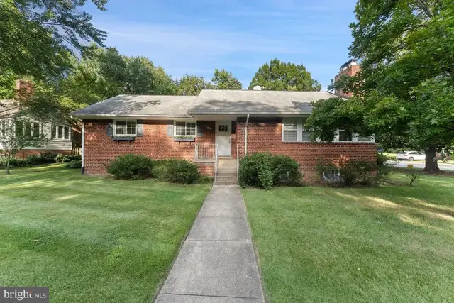 6801 Wells Pkwy, University Park