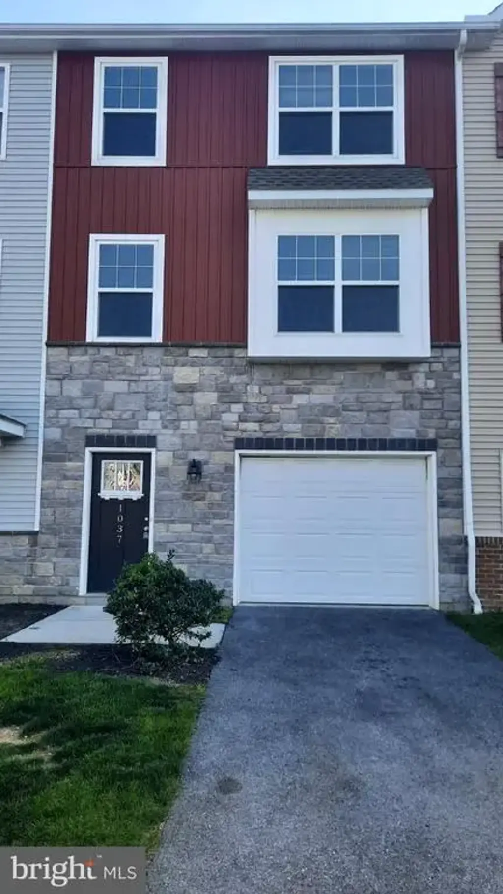 1037 Admirals Quay Dr, MECHANICSBURG