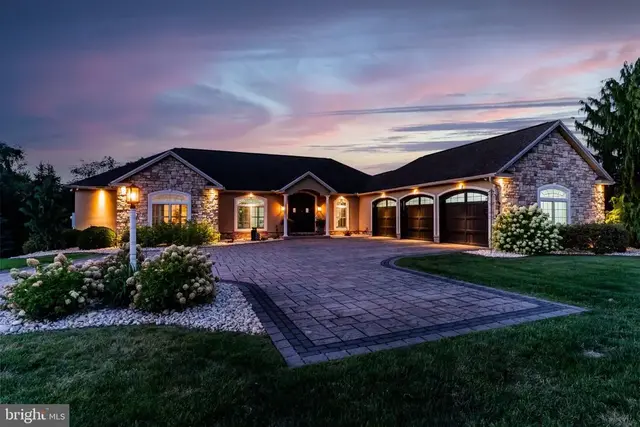 6208 Lookout Dr, Mechanicsburg