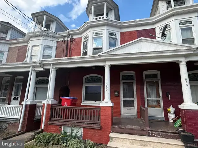 556 S 4th St, Hamburg