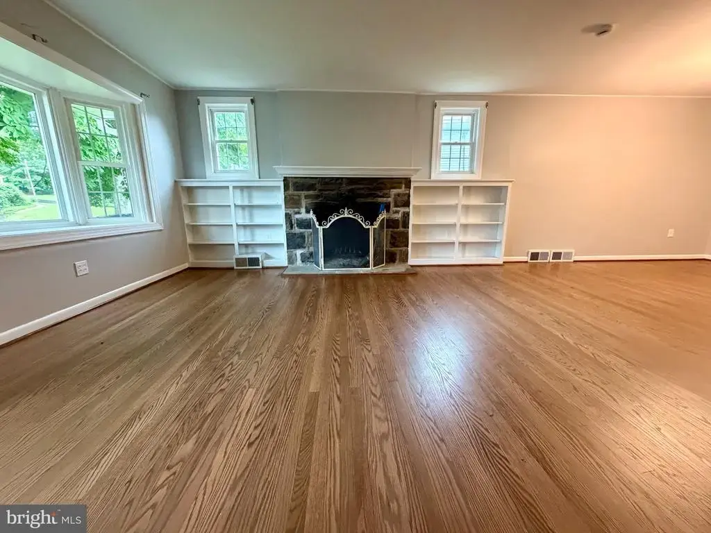 300 Winding Way, GLENSIDE