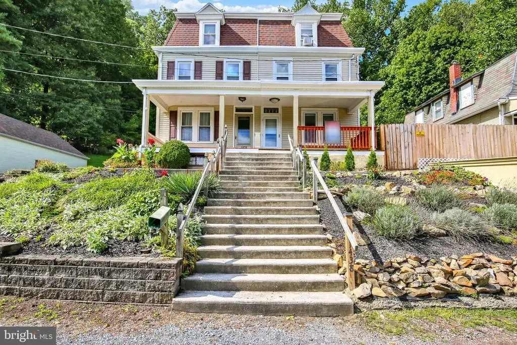 1438 Sesser Ln, READING