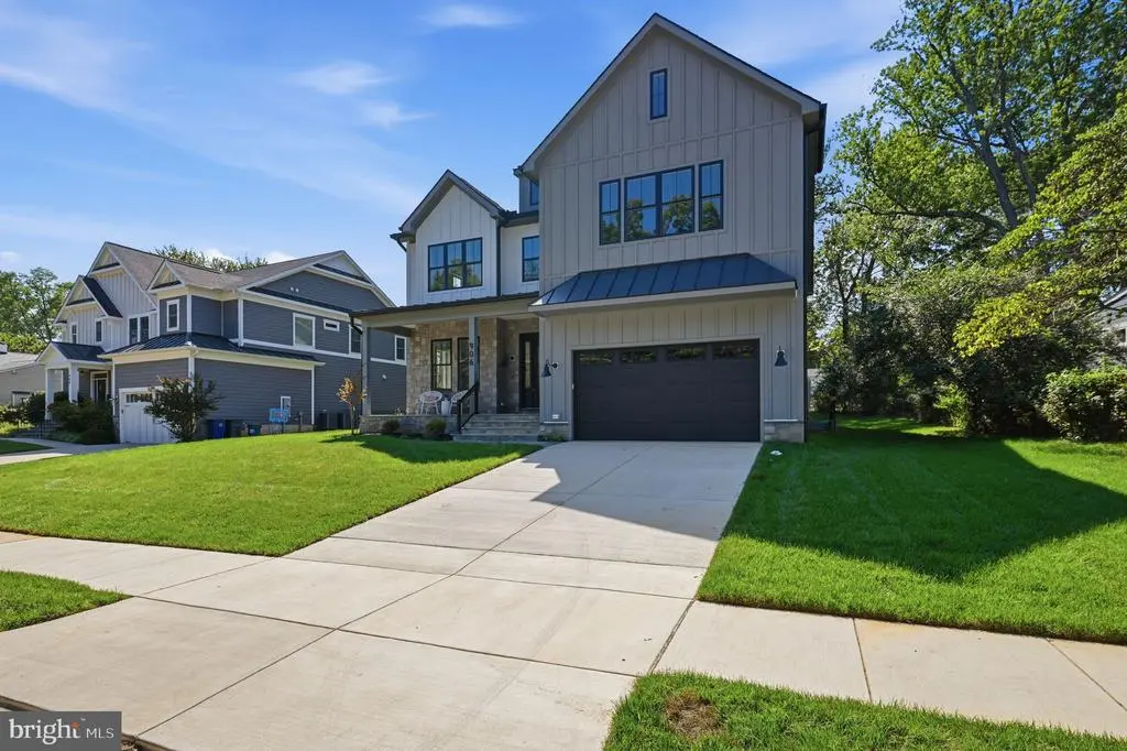 906 Hillcrest Dr Sw, VIENNA