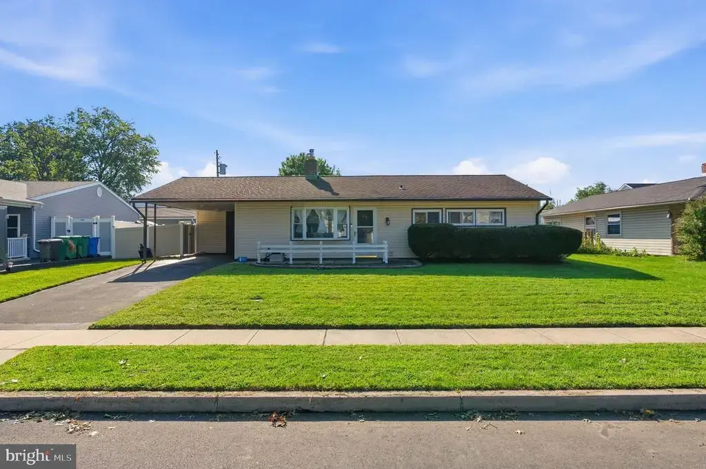28 Orchard Ln, LEVITTOWN