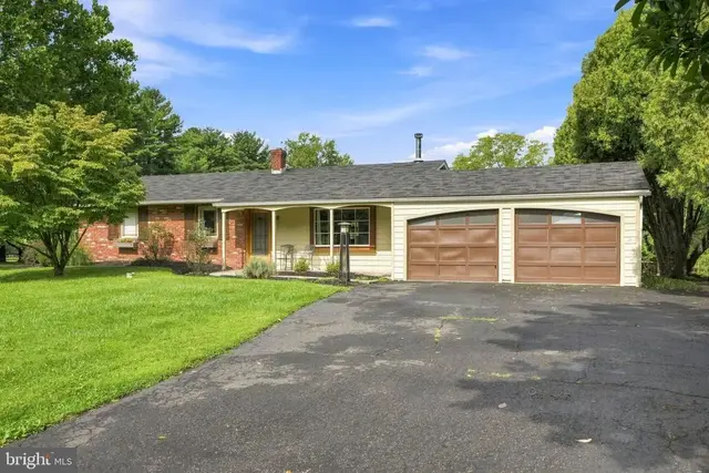 272 W Sandy Ridge Rd, Doylestown