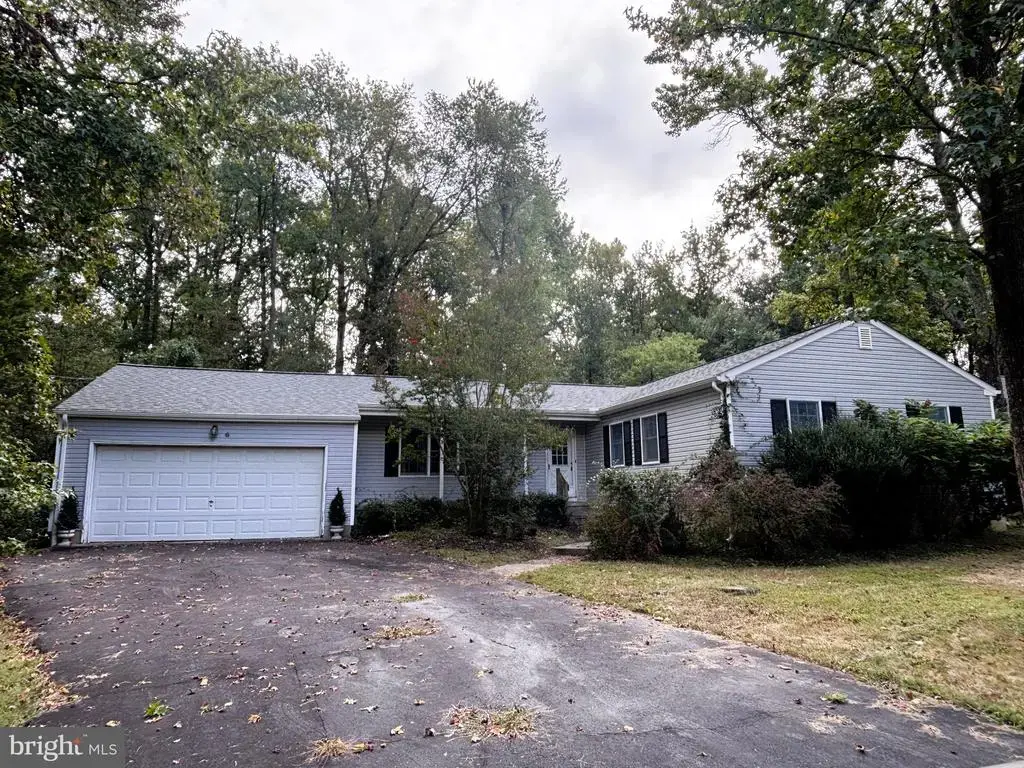 6 E Delaware Trl, MEDFORD