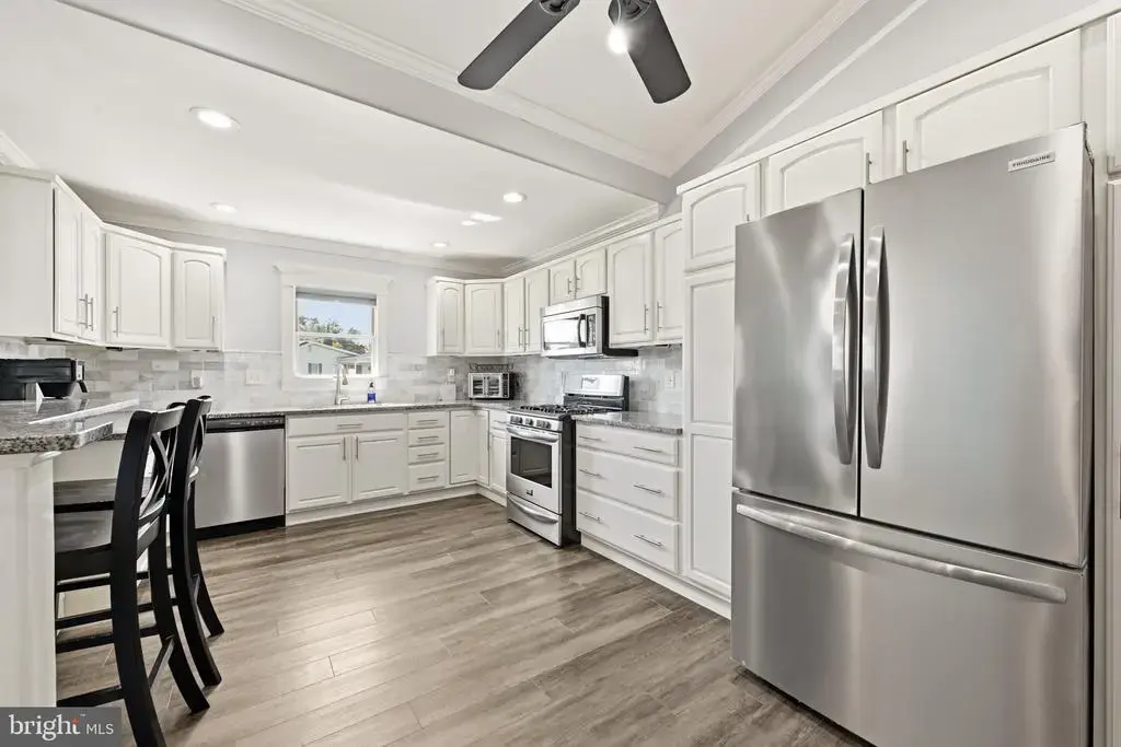 48 Beechtree Rd, LEVITTOWN
