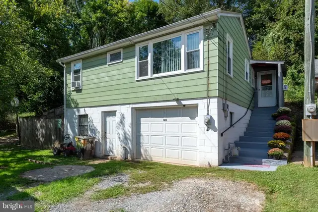 128 W Gay St, Windsor
