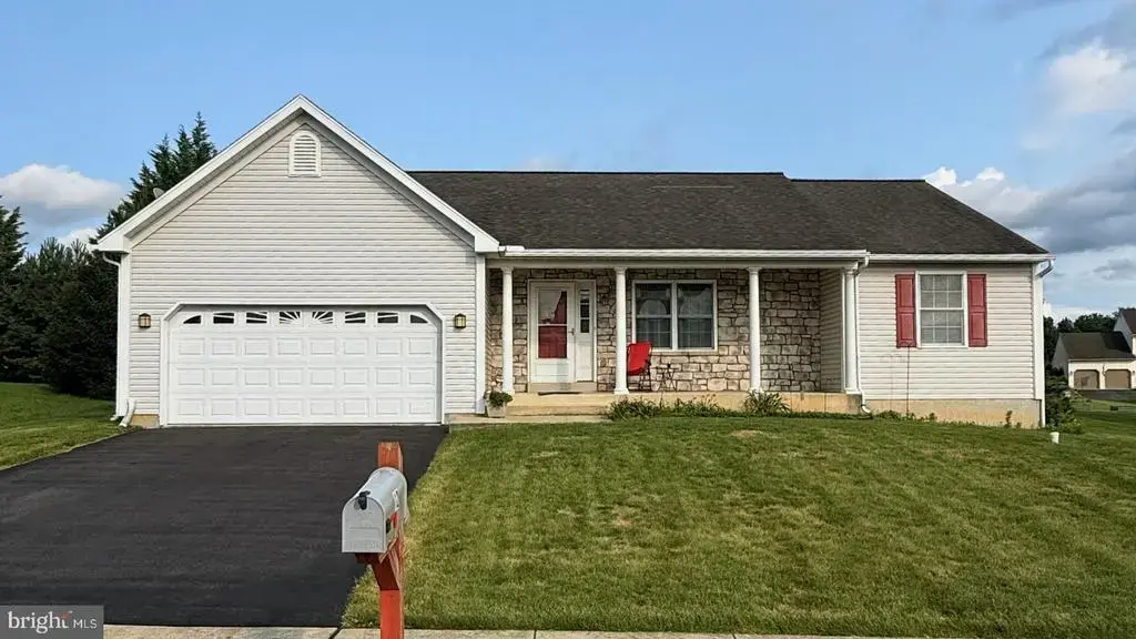 12 Oswego Ln, READING