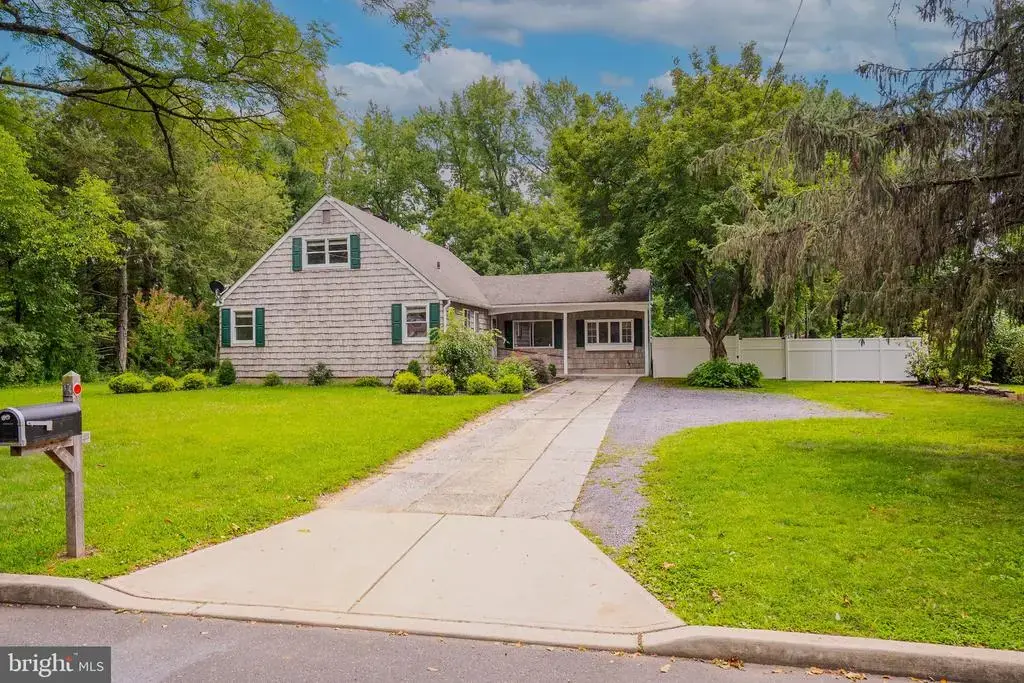11 Holland Ln, EAST WINDSOR TWP