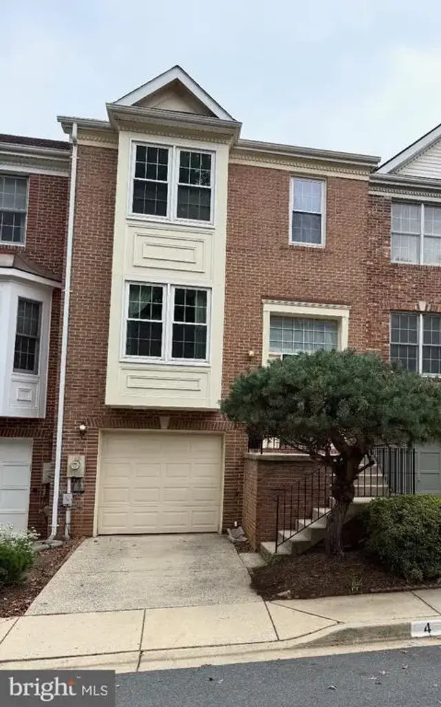 4 Carriage Walk Ct, Gaithersburg