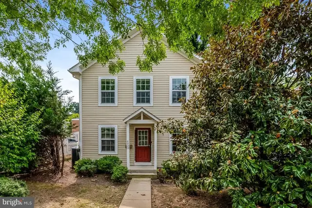 4933 Lee St Ne, Washington