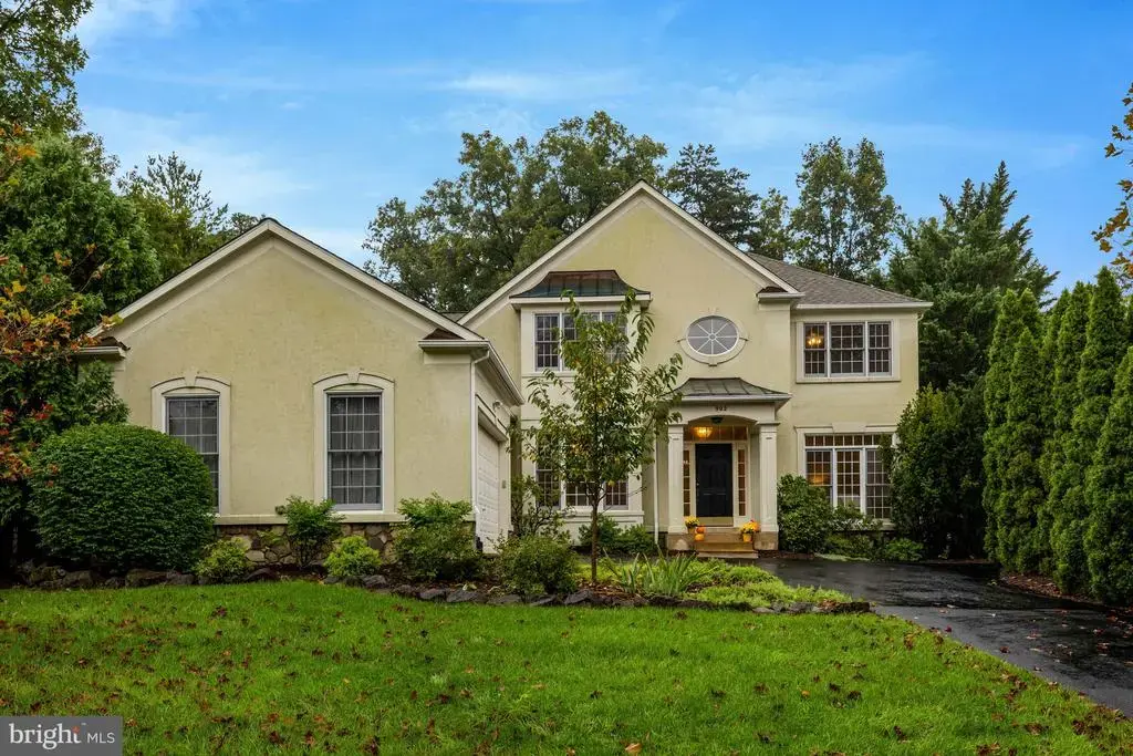 902 Leona Ln, HERNDON