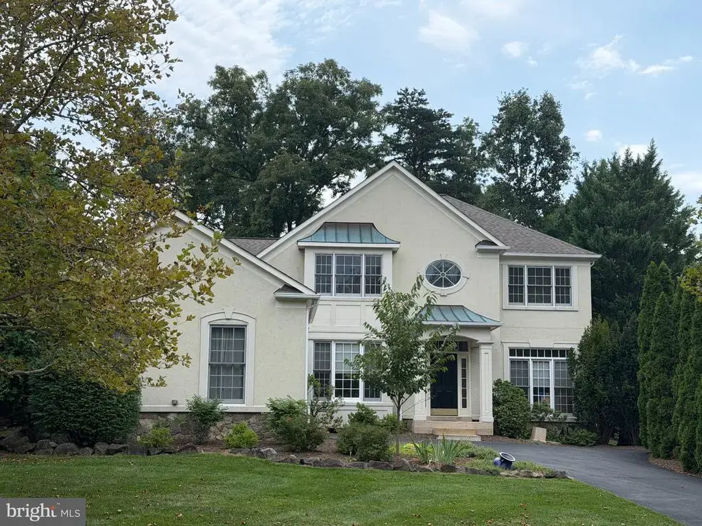 902 Leona Ln, HERNDON