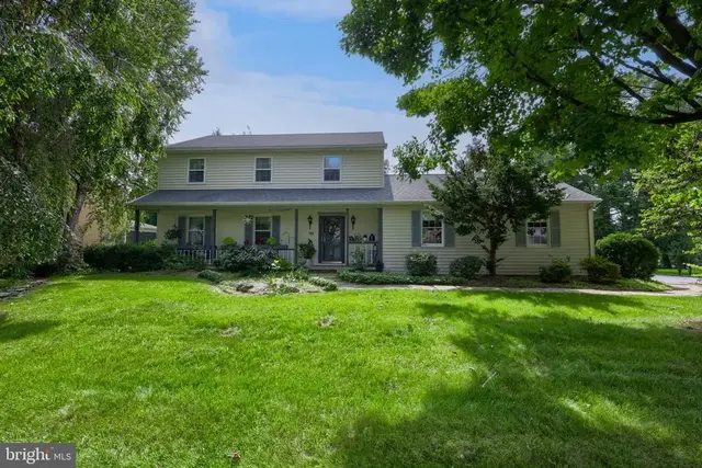 584 Laurel Ln, Lancaster