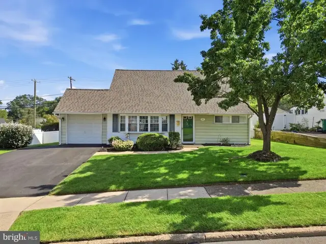 181 Lower Orchard Dr, Levittown