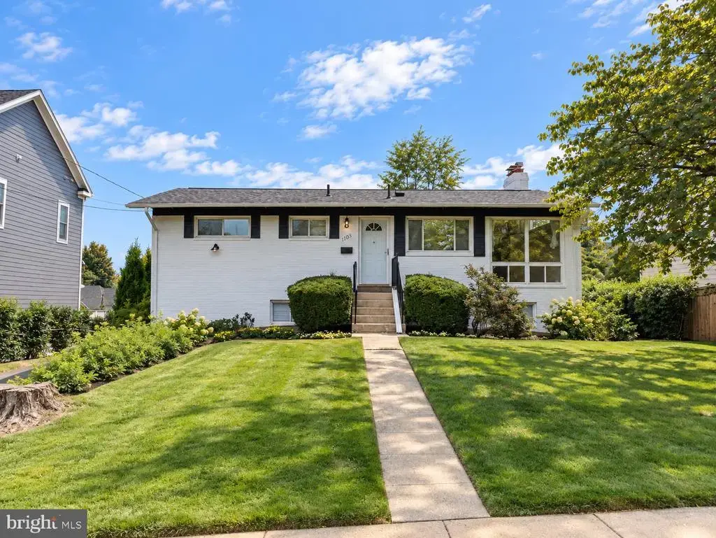1605 Woodmoor Ln, MCLEAN