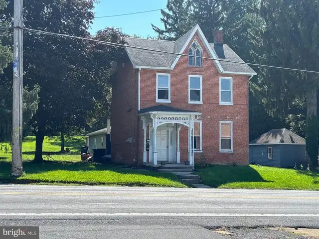 94 W Main St, Fayetteville