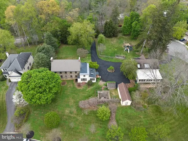 525 Raspberry Ln, West Chester