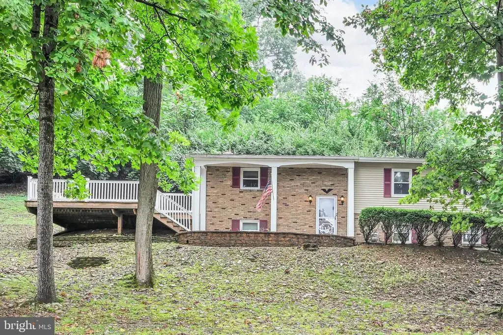 404 Hill Cir, READING