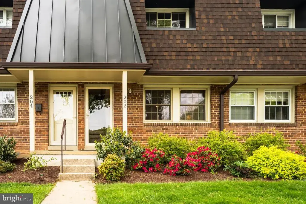 202 S Virginia Ave #73, FALLS CHURCH