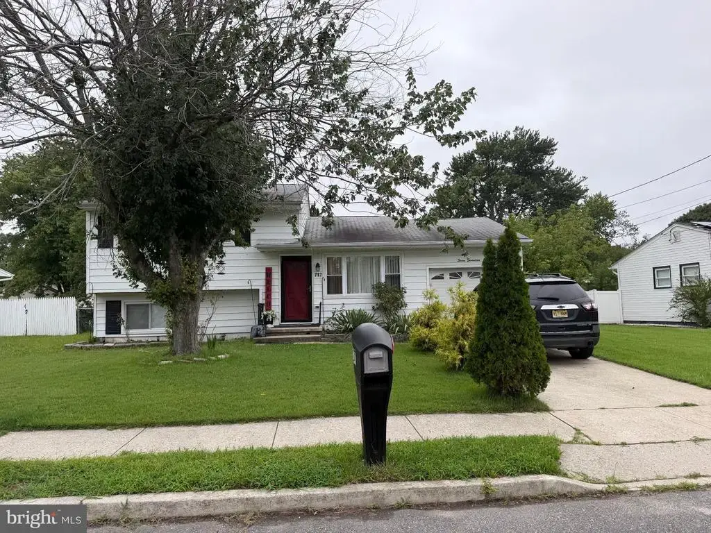 717 New Maple Rd, PLEASANTVILLE