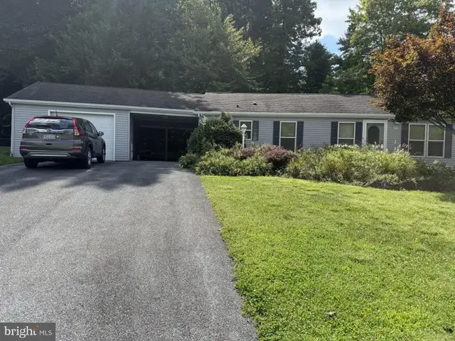 1002 Hemlock Cir, Manheim