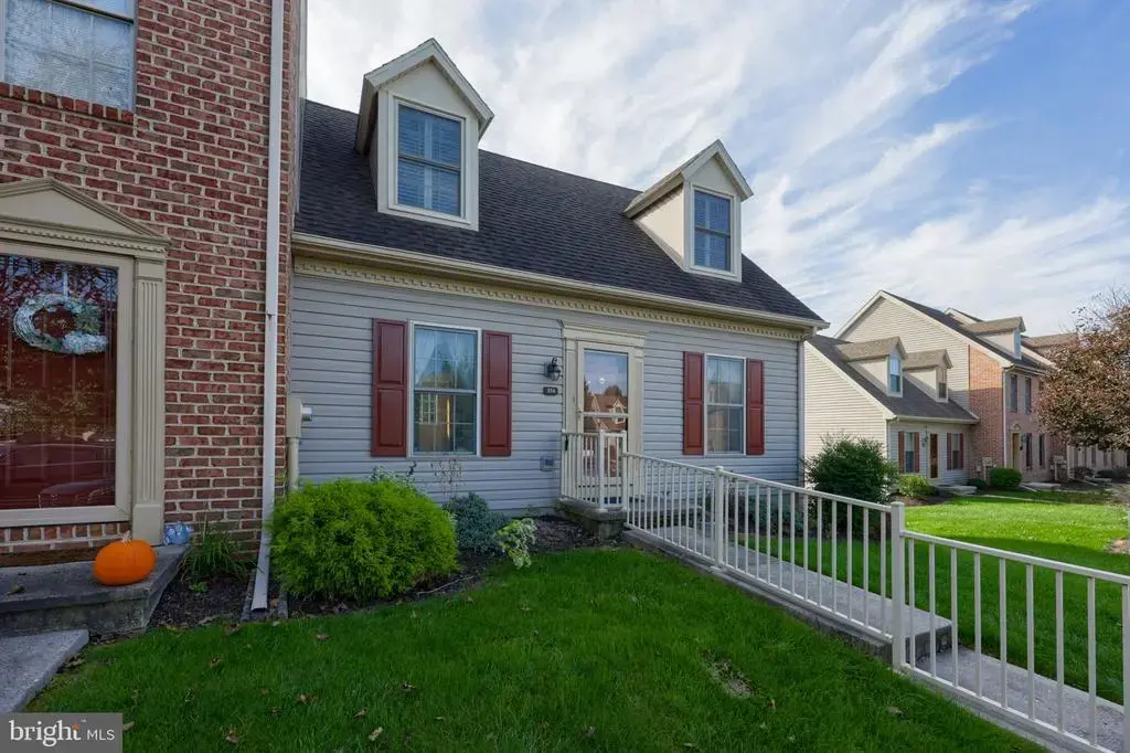156 Crown Pointe Dr, YORK