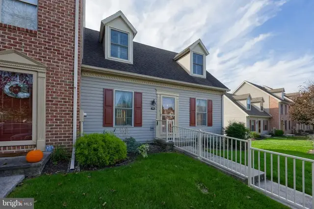 156 Crown Pointe Dr, York