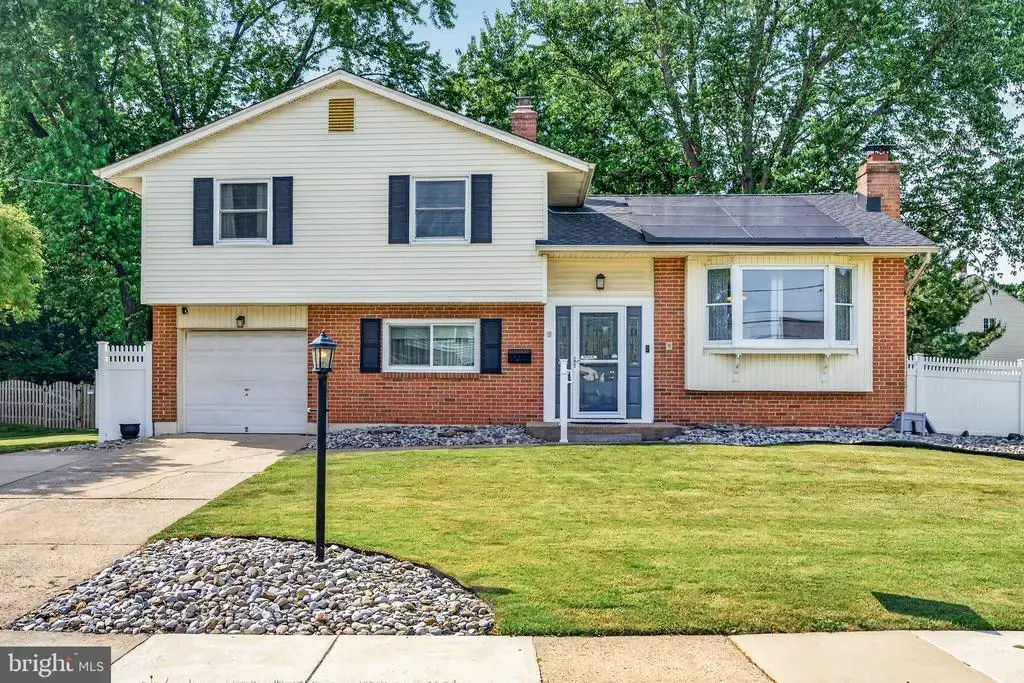 19 Charter Oak Ln, MARLTON
