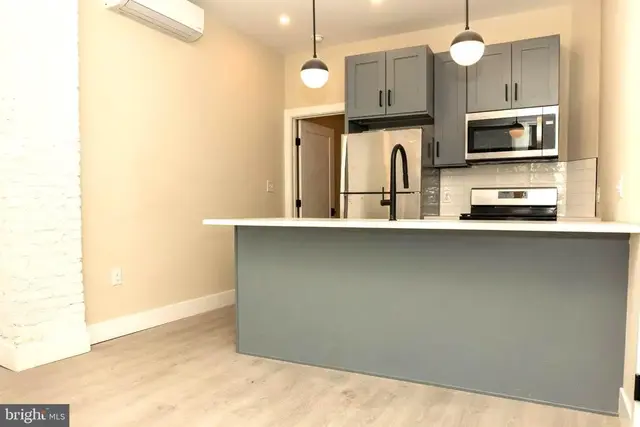 223 S 44th St #1f, Philadelphia