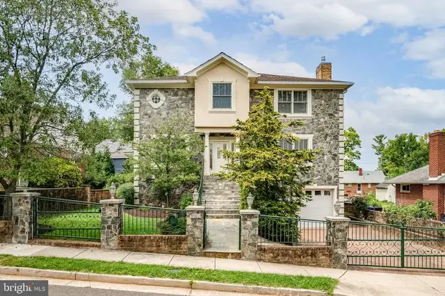 2138 Patrick Henry Dr, Arlington